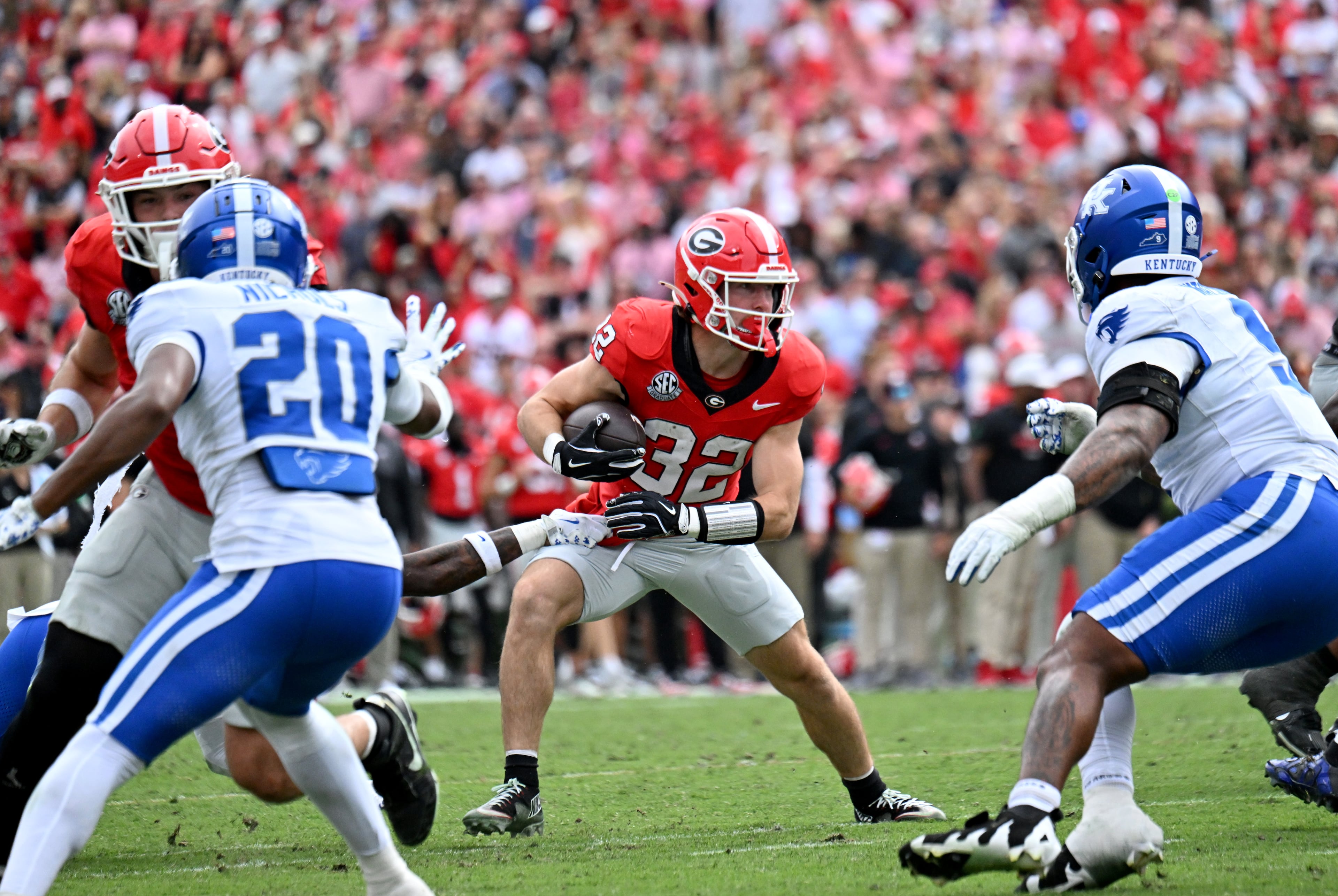 Georgia running back Cash Jones (32) runs for a touchdown during the second half in a NCAA college football game at Sanford Stadium, Saturday, October 4, 2025, in Athens. Georgia won 35 -14 over Kentucky. (Hyosub Shin / AJC)
