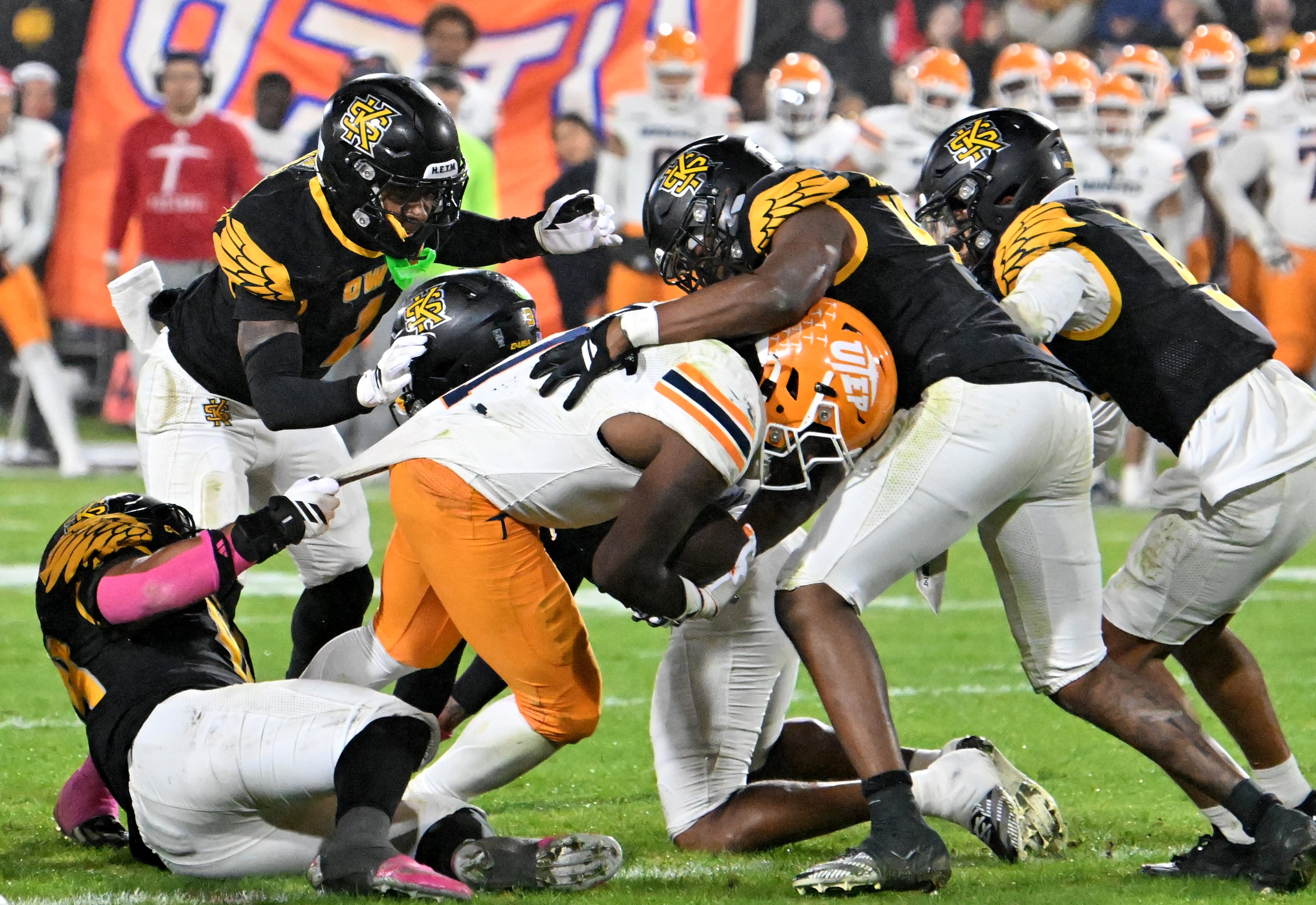 Kennesaw State linebacker Baron Hopson (left) pulls the jersey of UTEP running back Ashten Emory (1) during the second half in an NCAA college football game at Fifth Third Stadium, Tuesday, October 28, 2025 in Kennesaw. Kennesaw State won 33-20 over University of Texas at El Paso. (Hyosub Shin / AJC)
