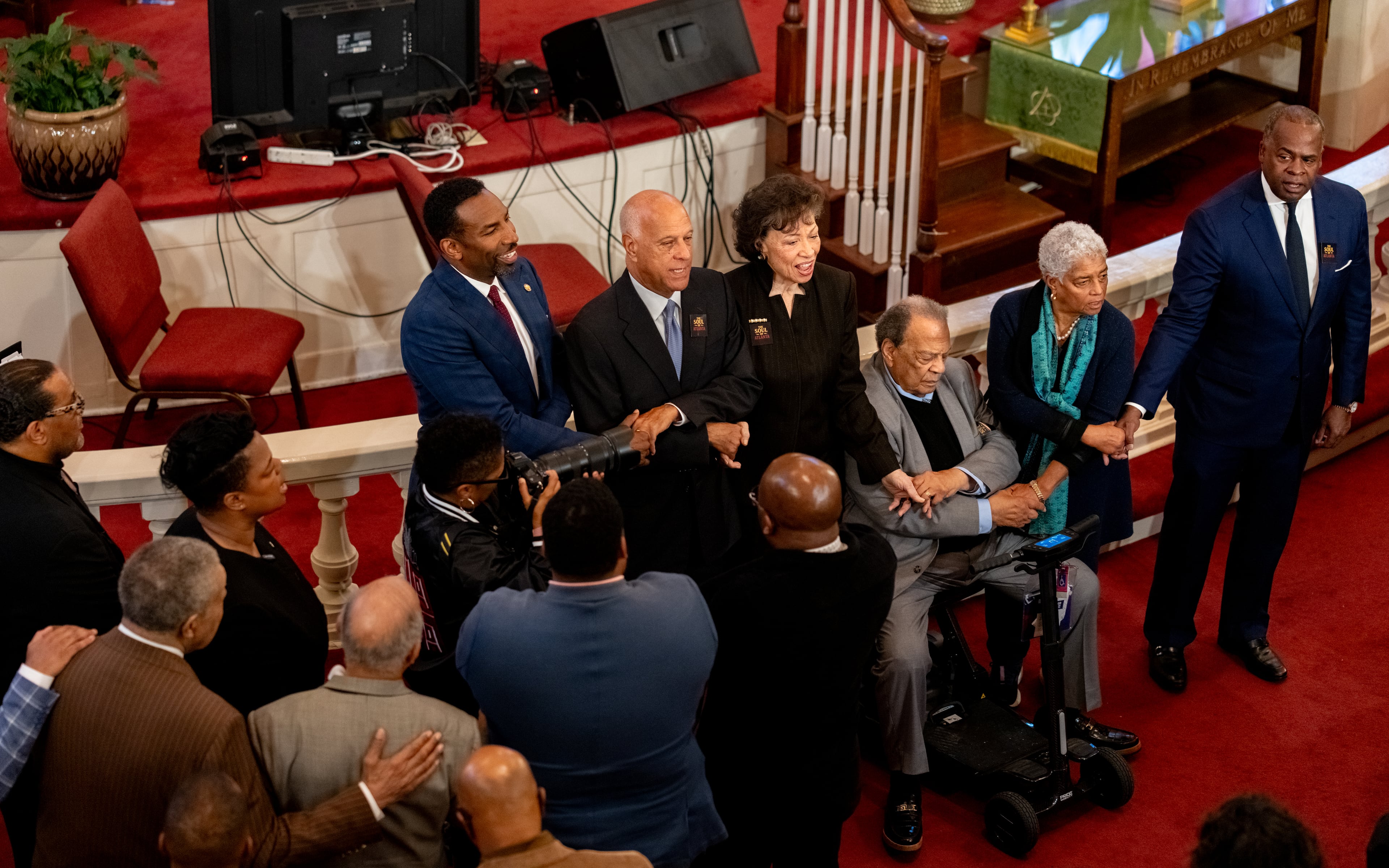 Mayor Andre Dickens, Valerie Jackson and four former Atlanta mayors hold hands and sing "We Shall Overcome" inside Big Bethel AME Church on Thursday, Oct. 30, 2025, in downtown Atlanta. (Ben Hendren for the AJC)