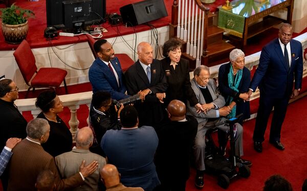 Mayor Andre Dickens, Valerie Jackson and four former Atlanta mayors hold hands and sing "We Shall Overcome" inside Big Bethel AME Church on Thursday, Oct. 30, 2025, in downtown Atlanta. (Ben Hendren for the AJC)
