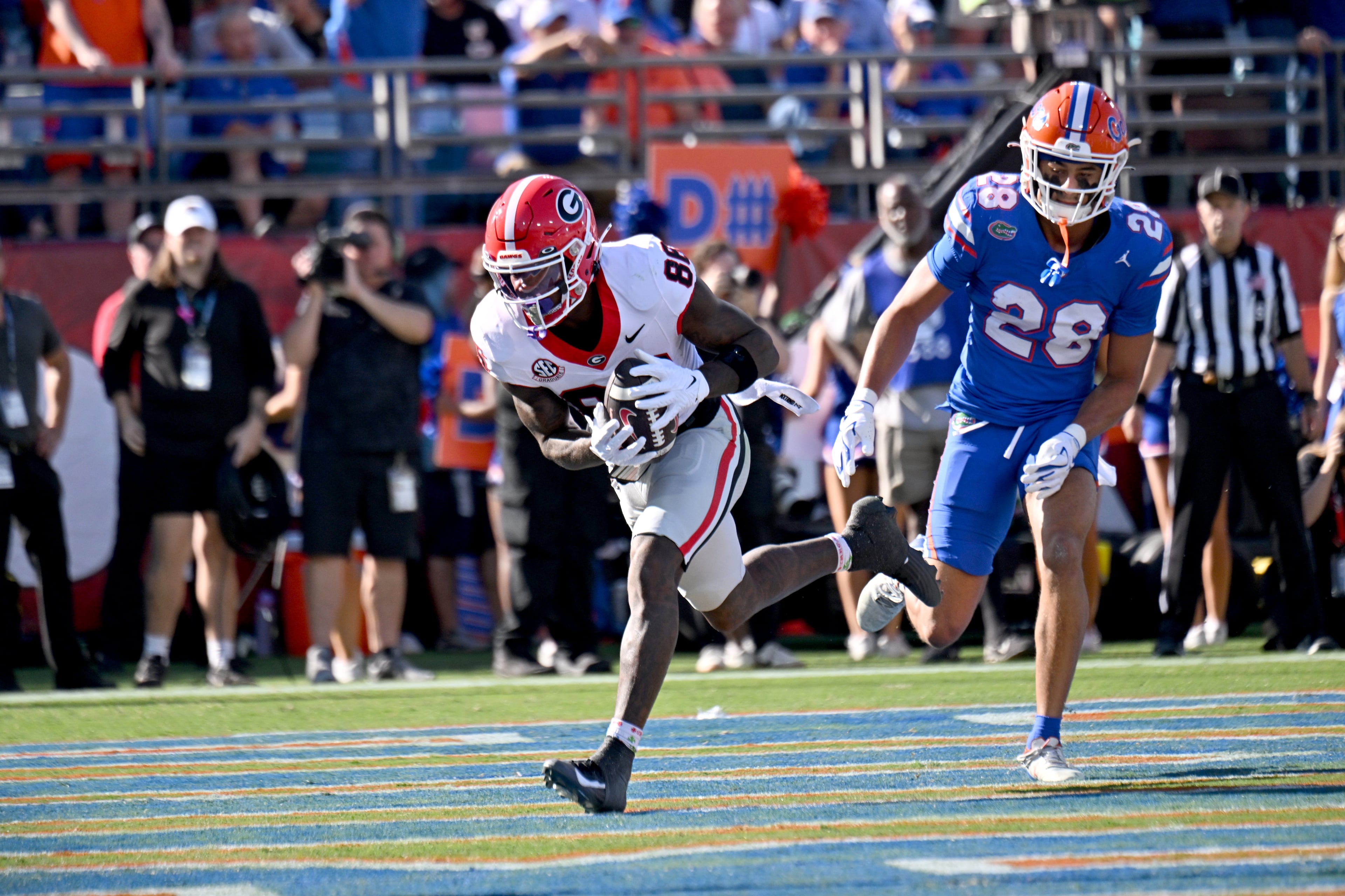 Georgia wide receiver Dillon Bell (86) makes a catch and scores a touchdown during the first half in an NCAA football game, Saturday, November 1, 2025, Jacksonville, Fla. (Hyosub Shin / AJC)