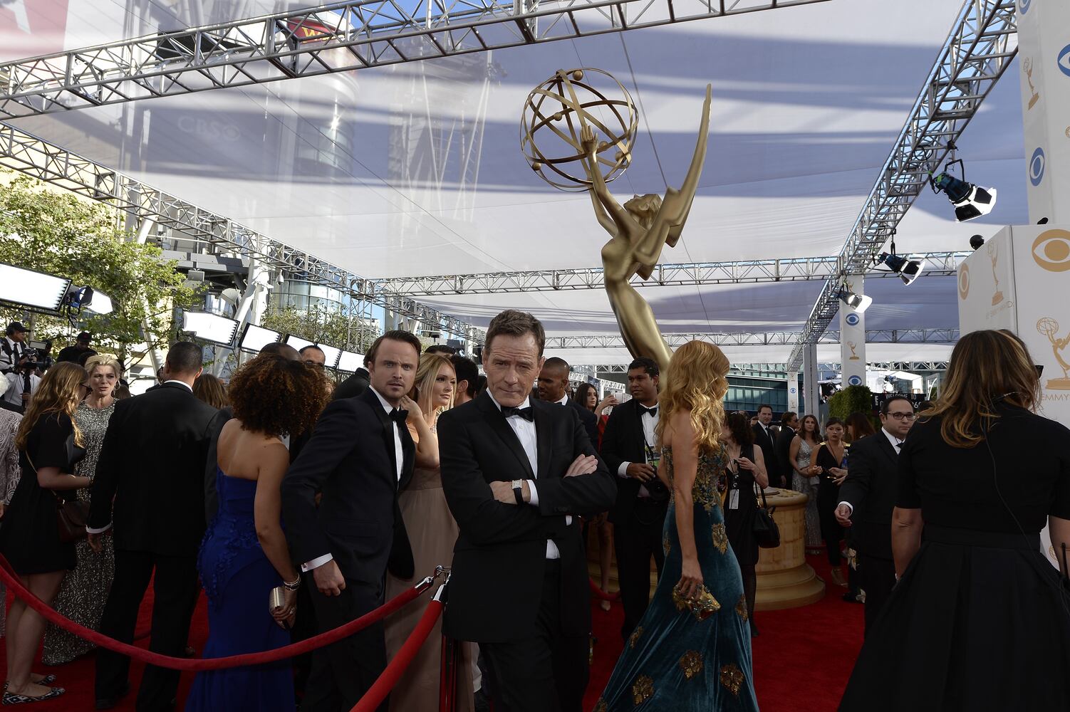 Aaron Paul photobombs Bryan Cranston