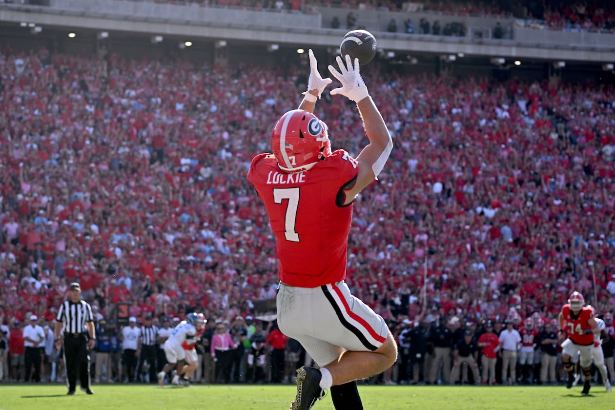 Georgia tight end Lawson Luckie (7) makes a touchdown catch during the first half in an NCAA football game at Sanford Stadium, Saturday, October 18, 2025, in Athens. (Hyosub Shin / AJC)