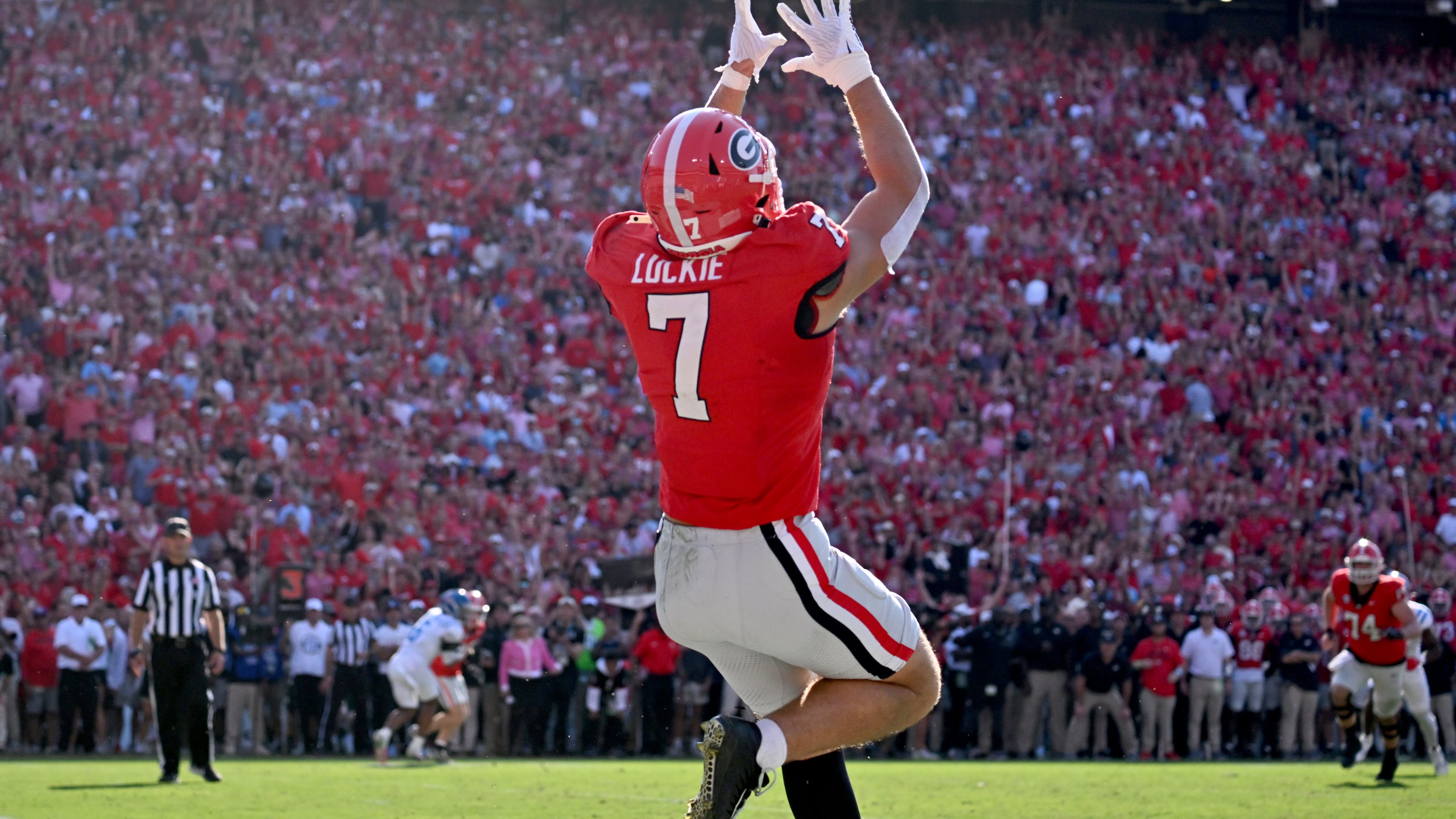 Georgia tight end Lawson Luckie (7) makes a touchdown catch during the first half in an NCAA football game at Sanford Stadium, Saturday, October 18, 2025, in Athens. (Hyosub Shin / AJC)