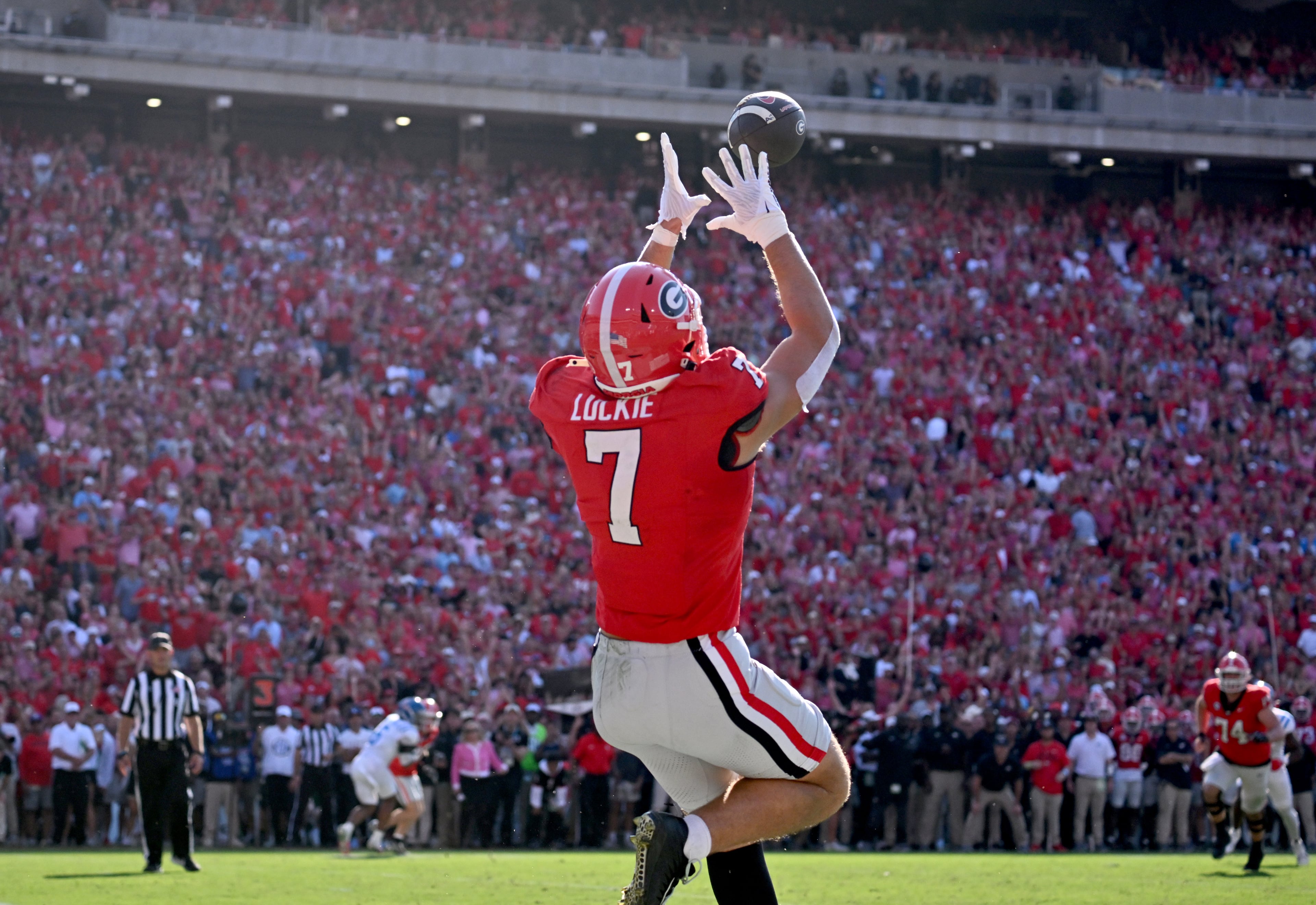 Georgia tight end Lawson Luckie (7) makes a touchdown catch during the first half in an NCAA football game at Sanford Stadium, Saturday, October 18, 2025, in Athens. (Hyosub Shin / AJC)