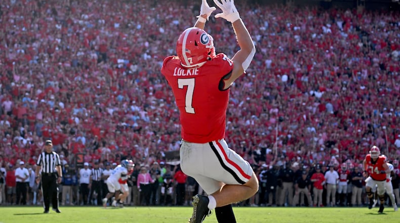 Georgia tight end Lawson Luckie (7) makes a touchdown catch during the first half in an NCAA football game at Sanford Stadium, Saturday, October 18, 2025, in Athens. (Hyosub Shin / AJC)