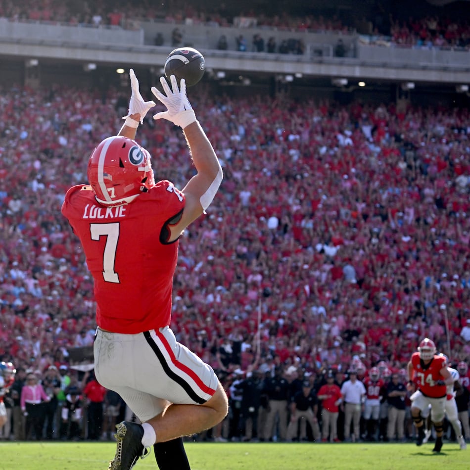 Georgia tight end Lawson Luckie (7) makes a touchdown catch during the first half in an NCAA football game at Sanford Stadium, Saturday, October 18, 2025, in Athens. (Hyosub Shin / AJC)