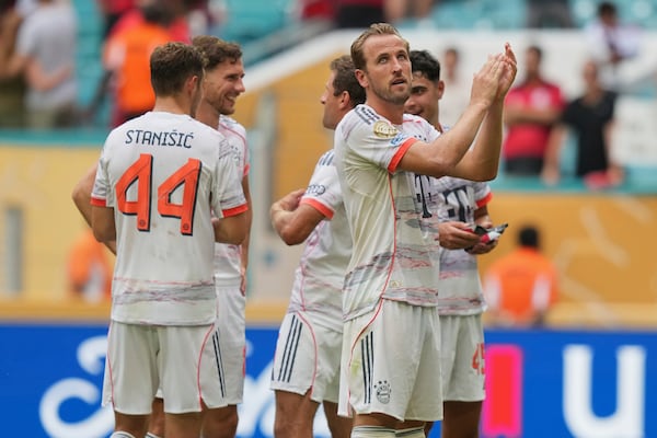 Bayern Munich's Harry Kane, right, applauds the crowd after the Club World Cup round of 16 soccer match between CR Flamengo and Bayern Munich in Miami Gardens, Fla., Sunday, June 29, 2025. (AP Photo/Lynne Sladky)
