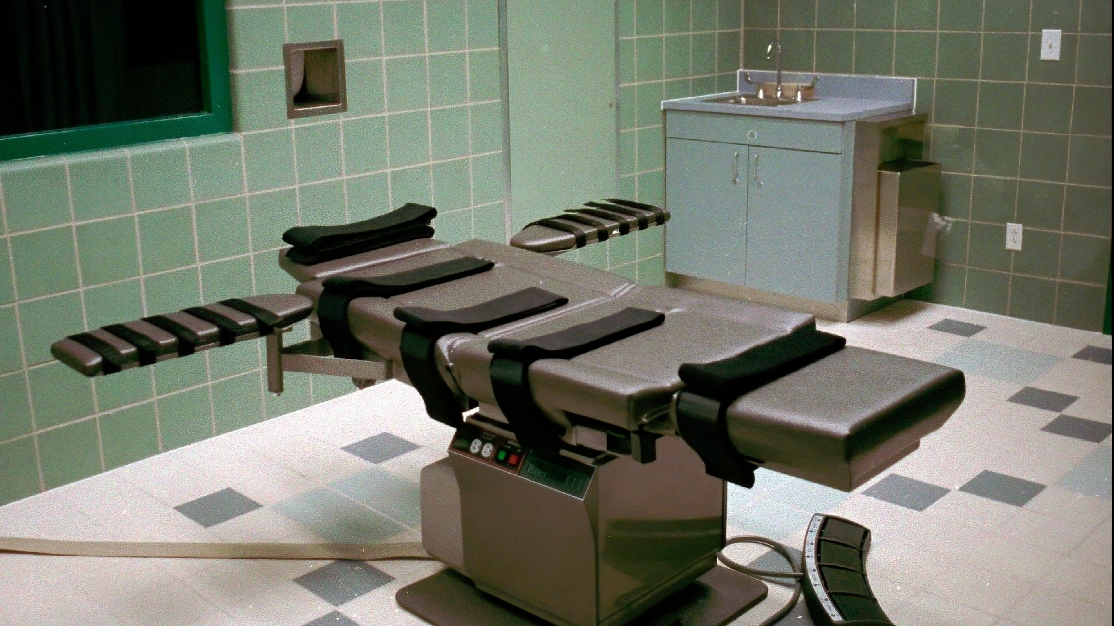 FILE - The interior of the U.S. Penitentiary execution room is seen March 22, 1995, in Terre Haute, Ind. (AP Photo/Chuck Robinson, File)
