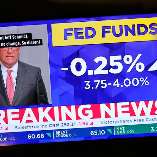 A TV displays news about the Federal Reserve as traders work on the floor at the New York Stock Exchange in New York, Wednesday, Oct. 29, 2025. (AP Photo/Seth Wenig)