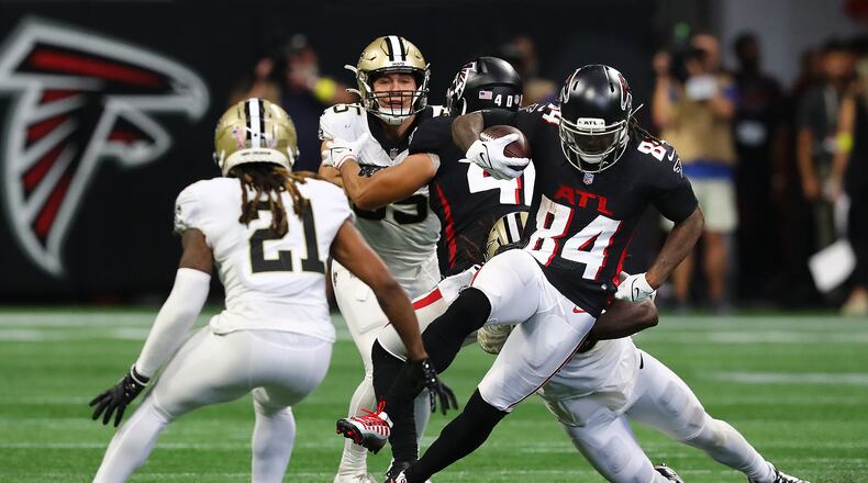 091122 Atlanta: Atlanta Falcons running back Cordarrelle Patterson picks up some of his career high 120 yards during the second half against the New Orleans Saints in a NFL football game on Sunday, Sept. 11, 2022, in Atlanta. “Curtis Compton / Curtis Compton@ajc.com