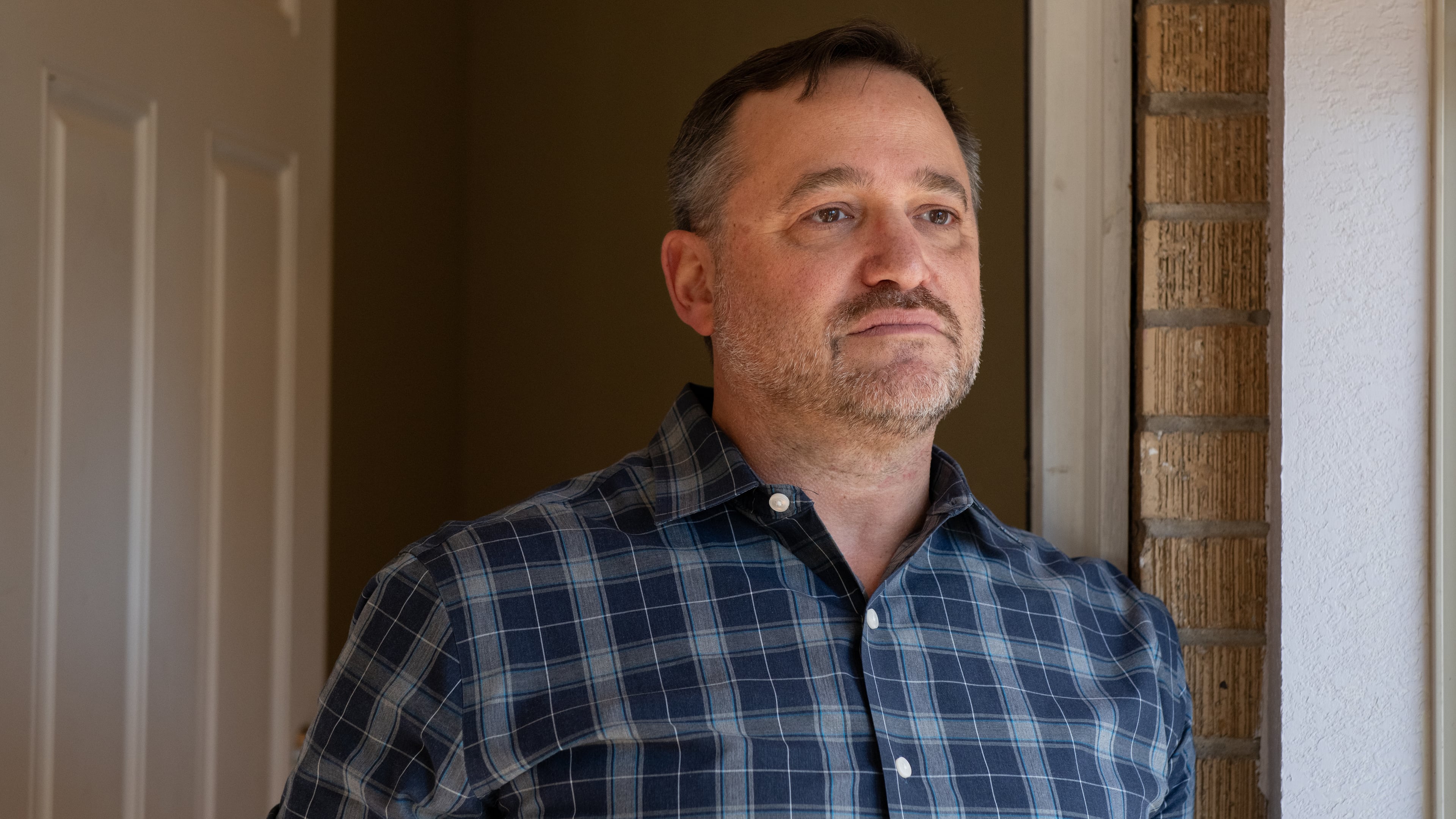 Josh Hirsch poses for a portrait at his home on Oct. 20, 2025, in Denver. (AP Photo/Rachel Woolf)