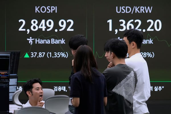 Currency traders work near a screen showing the Korea Composite Stock Price Index (KOSPI) and the foreign exchange rate between U.S. dollar and South Korean won, right, at the foreign exchange dealing room of the KEB Hana Bank headquarters in Seoul, South Korea, Monday, June 9, 2025. (AP Photo/Ahn Young-joon)