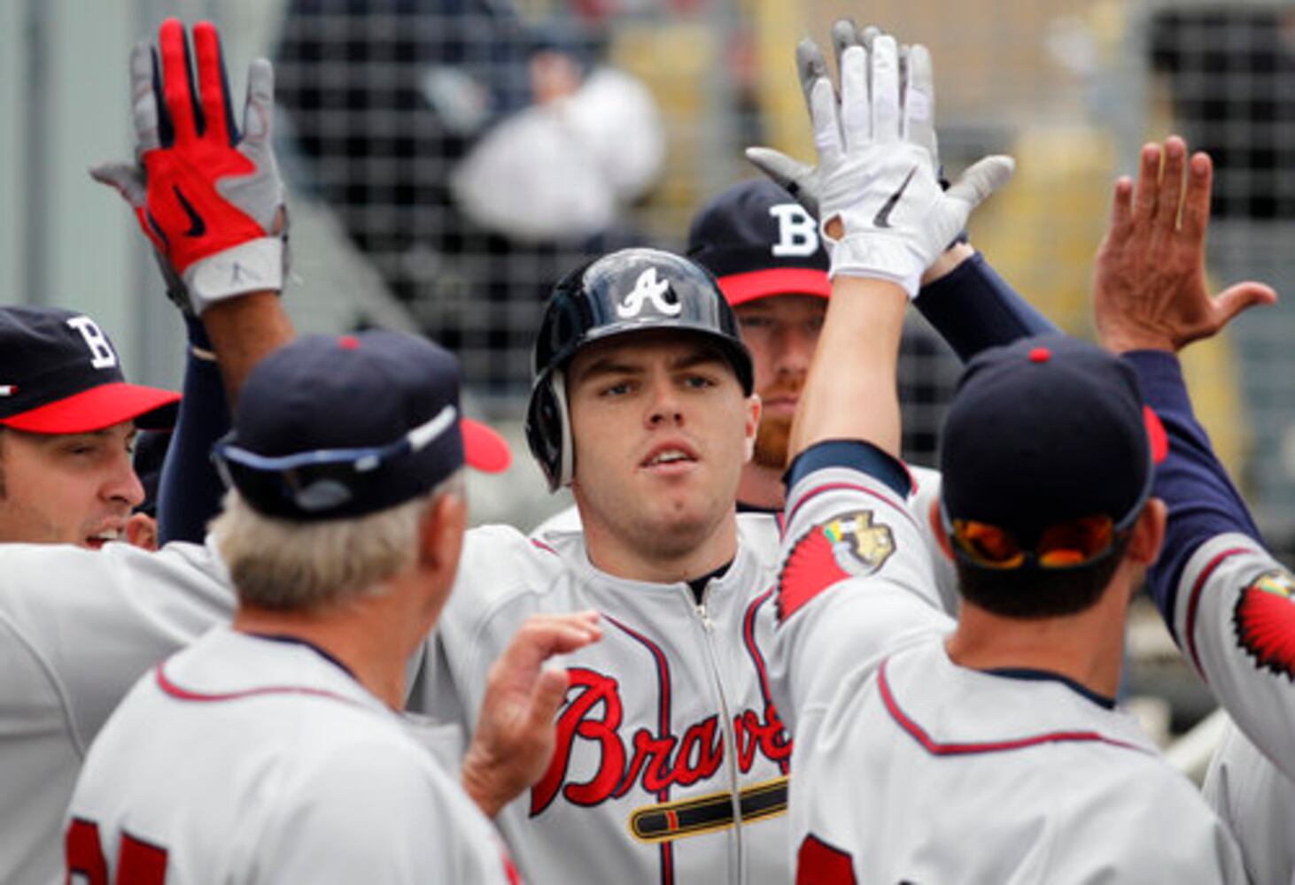 Braves, Dodgers wear throwback uniforms
