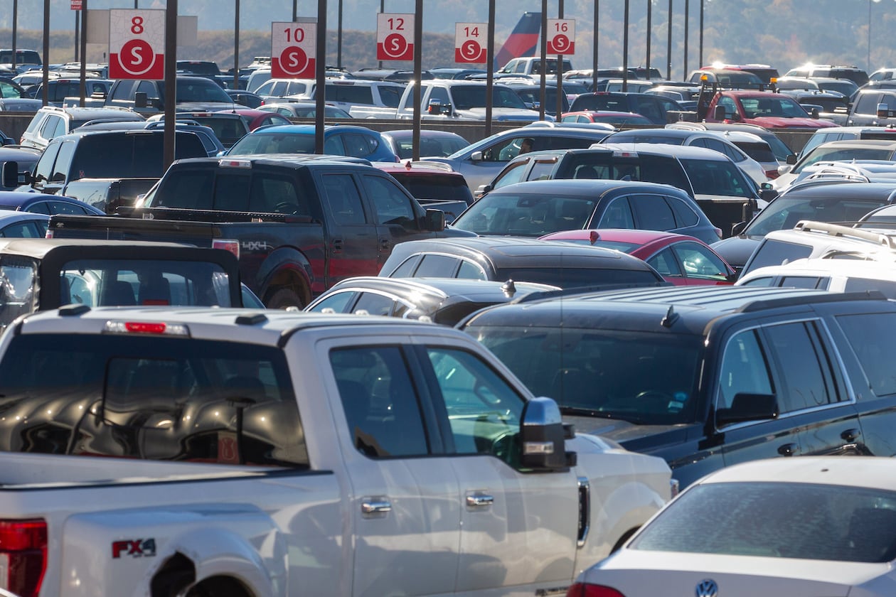 The South terminal hourly parking deck is full as passengers are dropped off and picked up at Hartsfield-Jackson Atlanta International Airport on Wednesday, Nov. 24, 2021. (Steve Schaefer for the AJC)