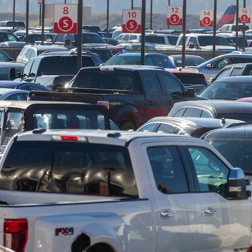 The South terminal hourly parking deck is full as passengers are dropped off and picked up at Hartsfield-Jackson Atlanta International Airport on Wednesday, Nov. 24, 2021. (Steve Schaefer for the AJC)