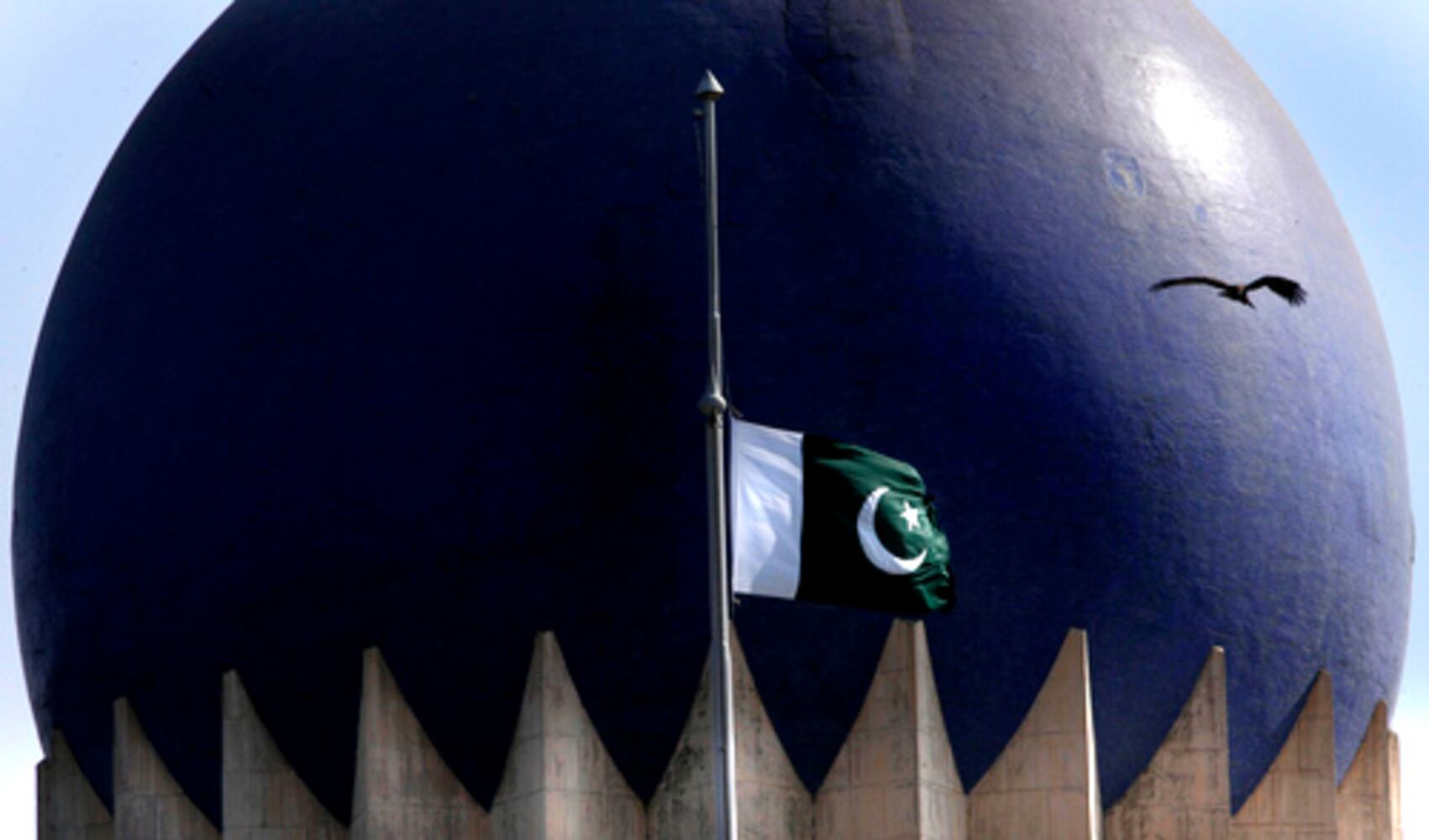 Pakistan mourns, buries Bhutto