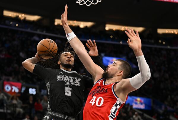 Los Angeles Clippers center Ivica Zubac (40) blocks San Antonio Spurs guard Stephon Castle (5) during the second half of an NBA basketball game Tuesday, April 8, 2025, in Inglewood, Calif. (AP Photo/Carrie Giordano)