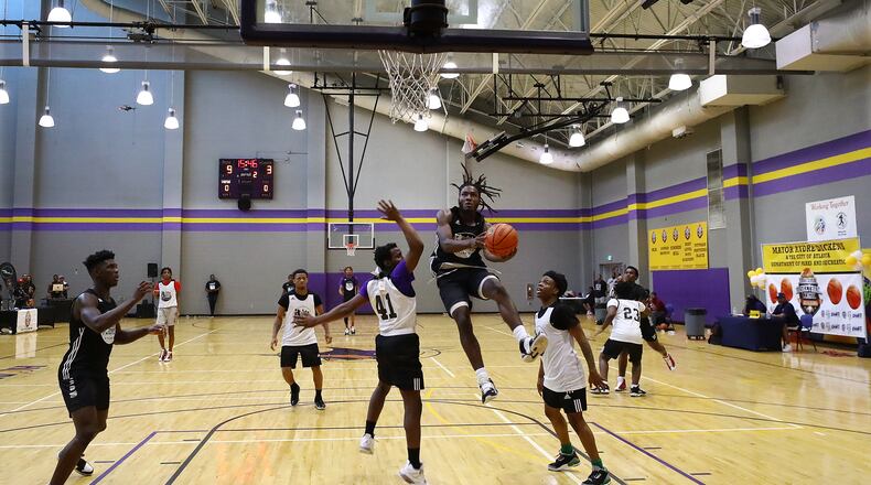 050422 Atlanta: Tyquan O'Neal with the Pittman Panthers Black goes to the basket against team 24/7 during Atlanta Mayor Andre Dickens’ Midnight Basketball League that serves as an anti-crime initiative at the C.T. Martin Recreation Center on Wednesday, May 4, 2022, in Atlanta.    “Curtis Compton / Curtis.Compton@ajc.com”