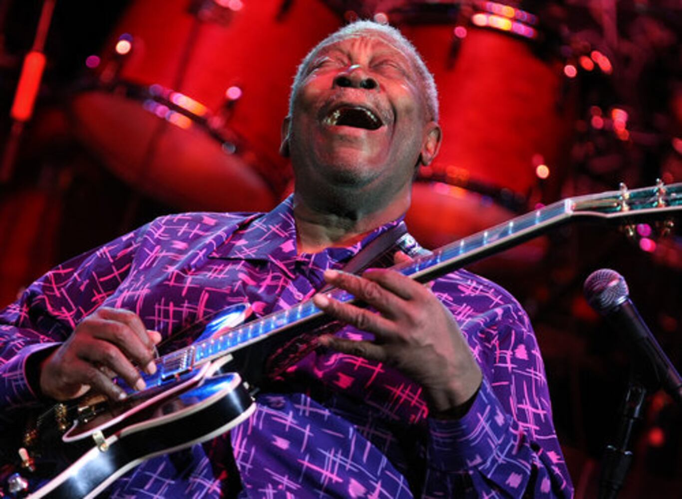 B.B. King performs in Mableton