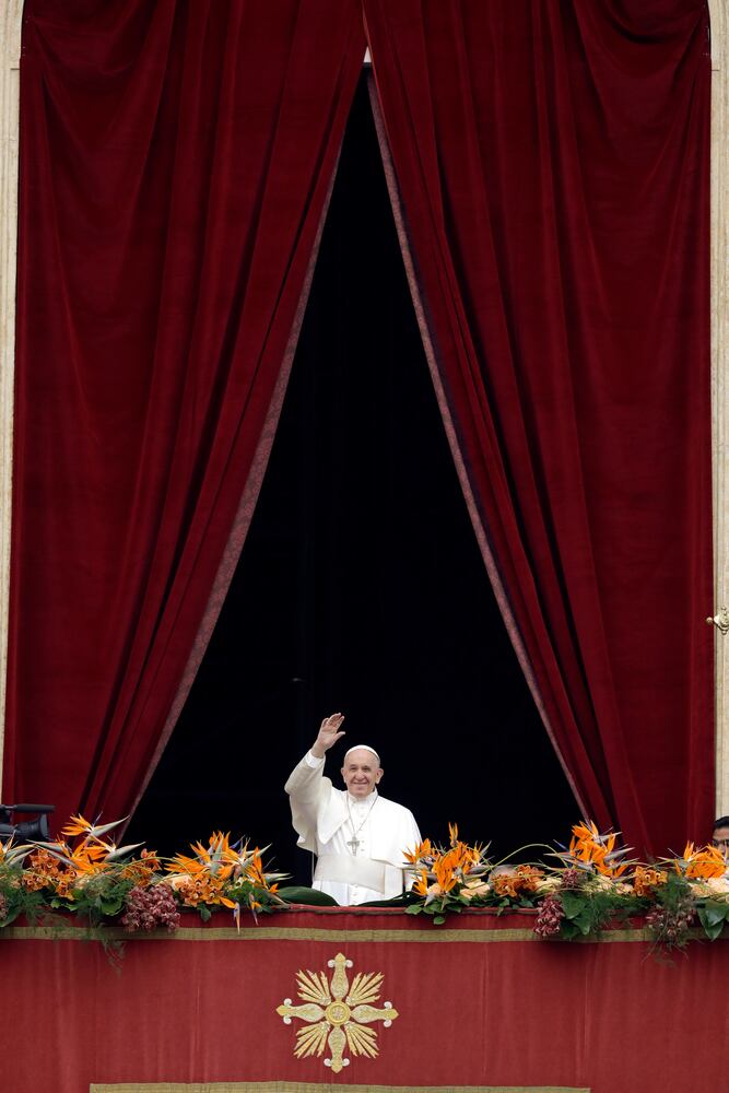 Photos: Pope Francis delivers Easter message, celebrates Mass at the Vatican