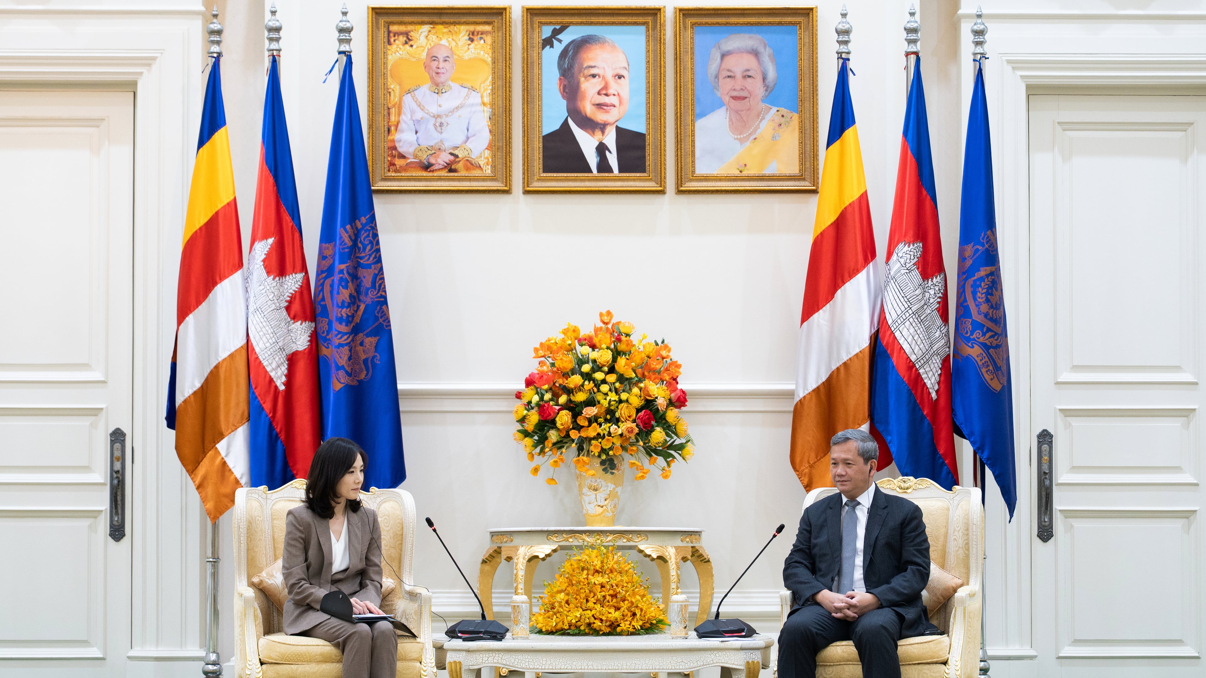 In this photo released by Agence Kampuchea Press (AKP), South Korea's Vice Foreign Minister Kim Jina, left, talks with Cambodian Prime Minister Hun Manet, during a meeting in Phnom Penh, Cambodia, Thursday, Oct. 16, 2025. (AKP via AP)