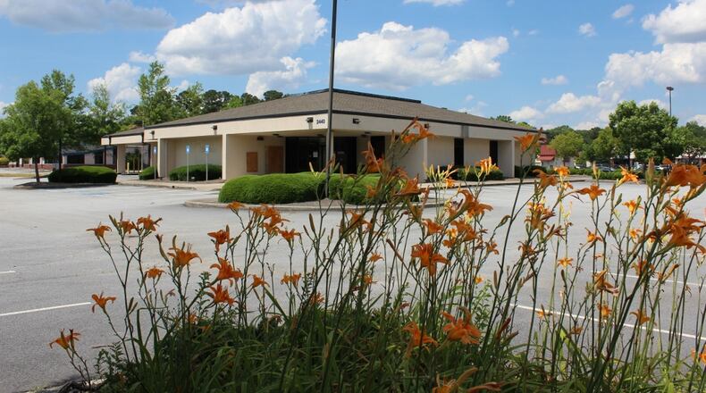 Snellville's post office will move to a former SunTrust Bank branch to make room for Snellville's Towne Center project.
