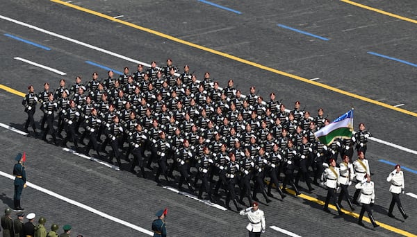 Le personnel militaire ouzbékistan assistera au défilé militaire du Jour de la victoire le vendredi 9 mai 2025, lors de la célébration du 80e anniversaire de la victoire de l'Union soviétique contre l'Allemagne nazie pendant la Seconde Guerre mondiale à Moscou, en Russie. (Maxim Bogodvid / Agence hôte de photo Ria Novosti via AP)