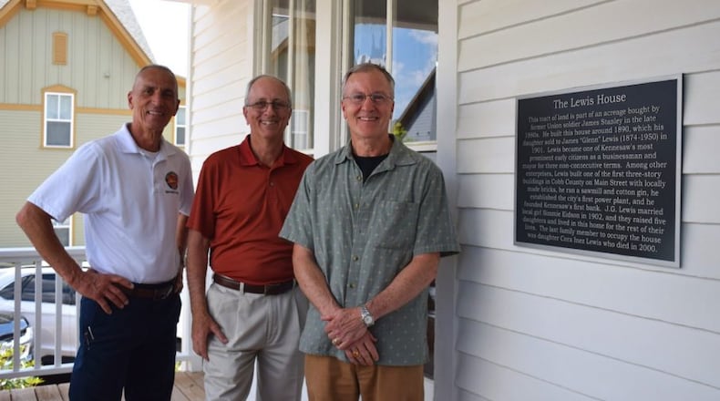 (L-R) Kennesaw Mayor Derek Easterling poses with Lewis family members Richard Lewis Kienel and Robert J. Kienel beside the new plaque on the historic Lewis House. (Courtesy of Kennesaw)