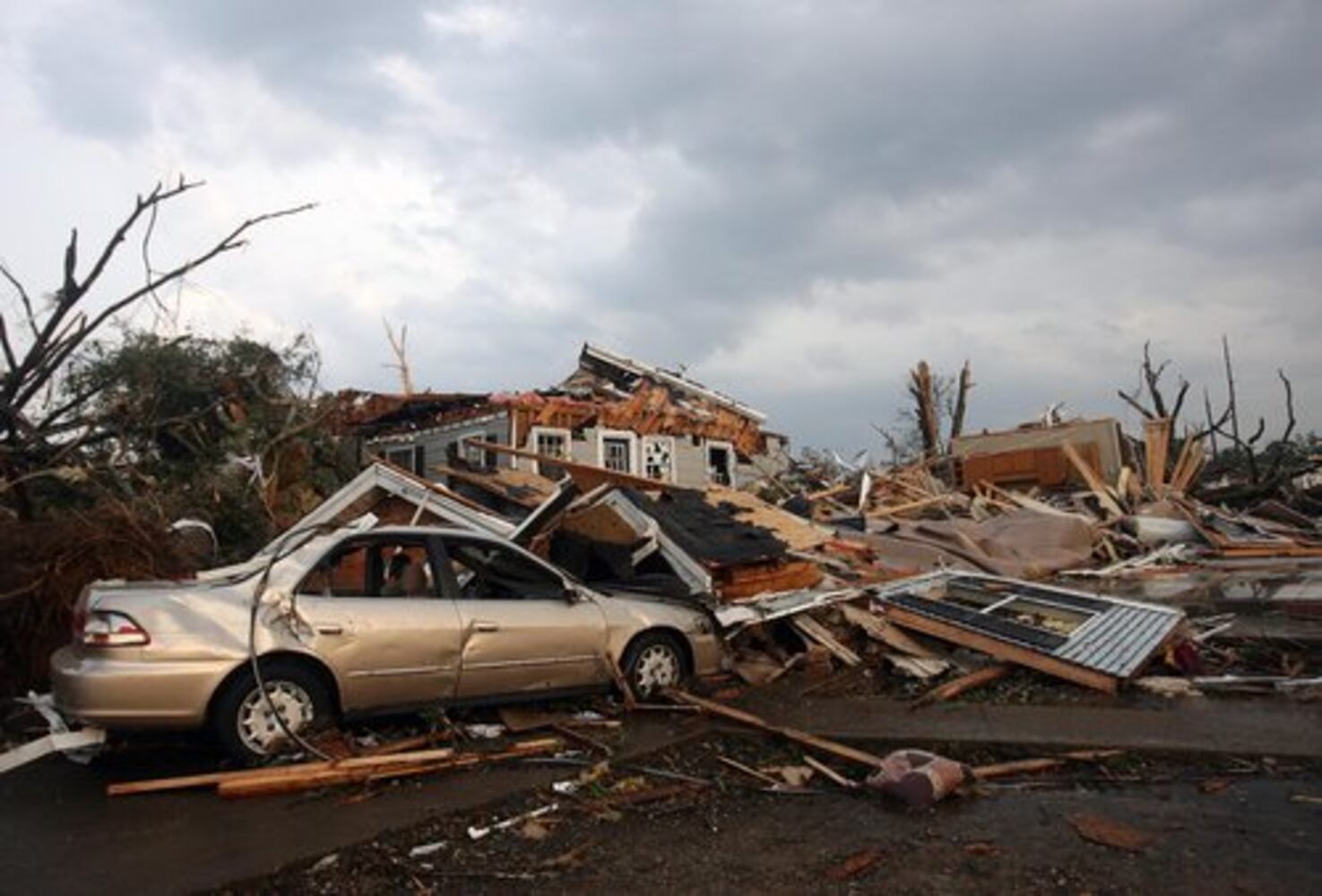Deadly tornado rips through Tuscaloosa, Ala.