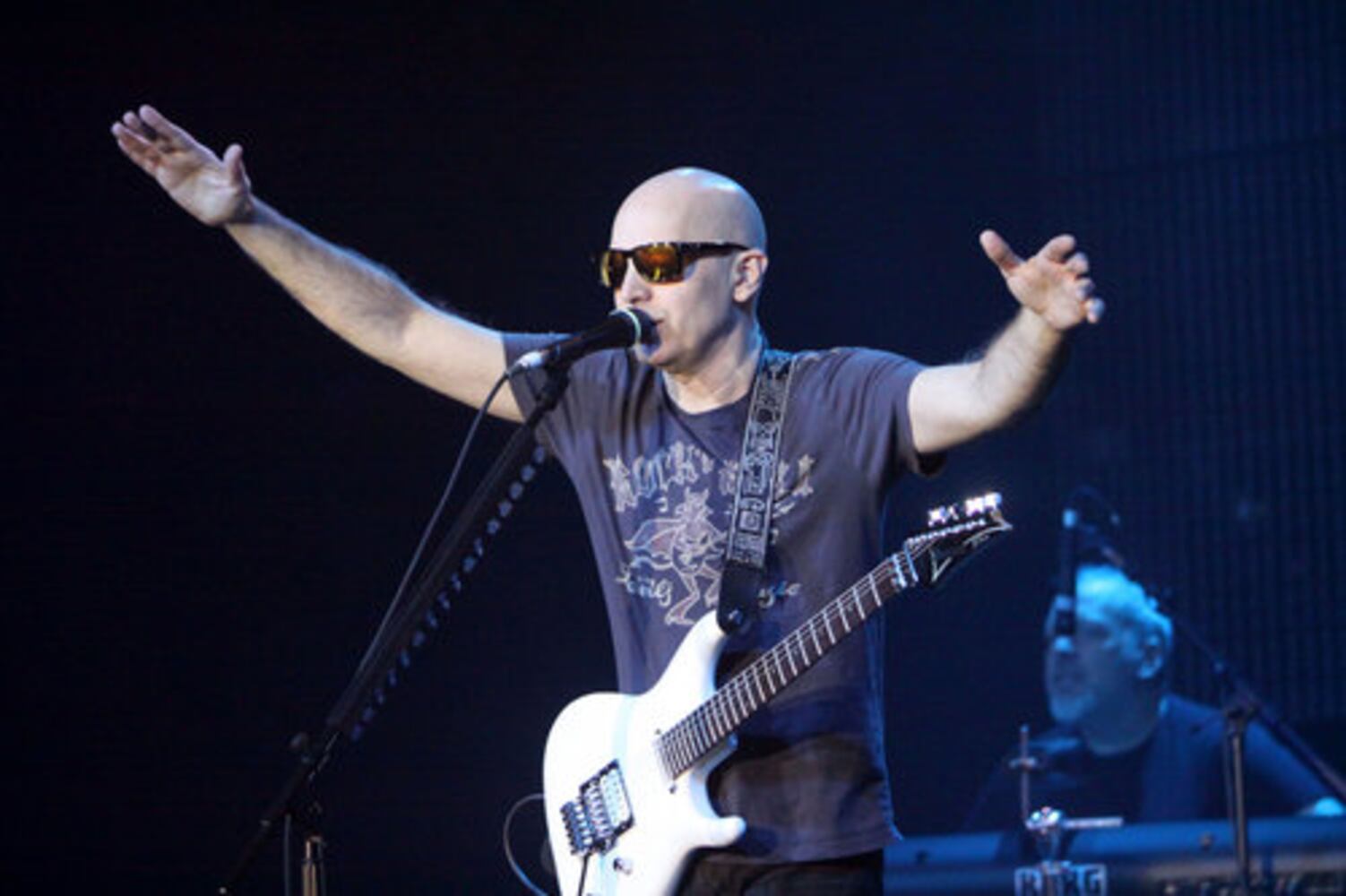 Guitarist Joe Satriani sells out Center Stage