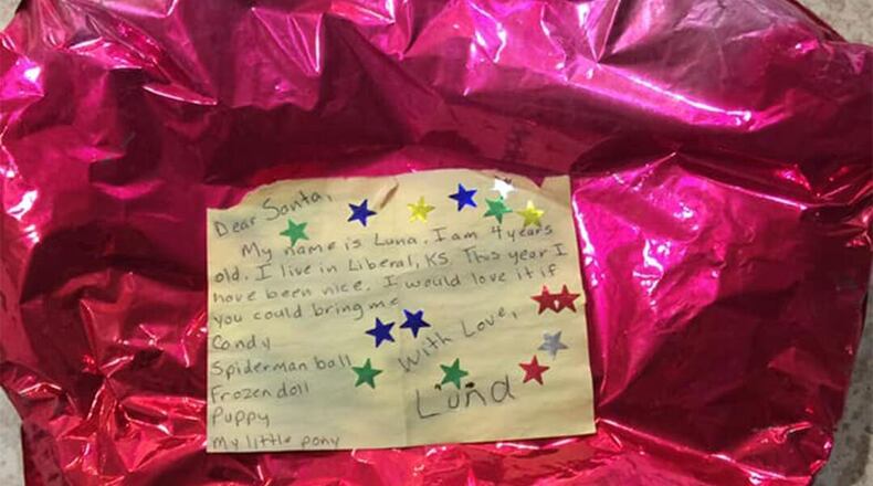 Leticia Gonzalez, a mother in Liberal, Kansas had her 4-year-old twins, Luna and Gianella, write letters to Santa. They didn’t send them through the mail but instead sent them off into the sky attached to balloons. A month later a man living more than 650 miles away found them tangled in a tree. (Image: Facebook screenshot)