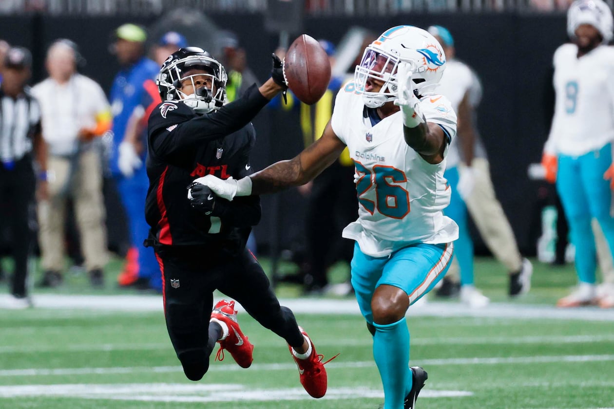 Atlanta Falcons wide receiver Darnell Mooney (left) is unable to cacth the ball but the referee called pass interference on Miami Dolphins cornerback Rasul Douglas (right) during the second half of an NFL football game at Mercedes-Benz Stadium in Atlanta on Sunday, October 26, 2025. (Miguel Martinez/AJC)