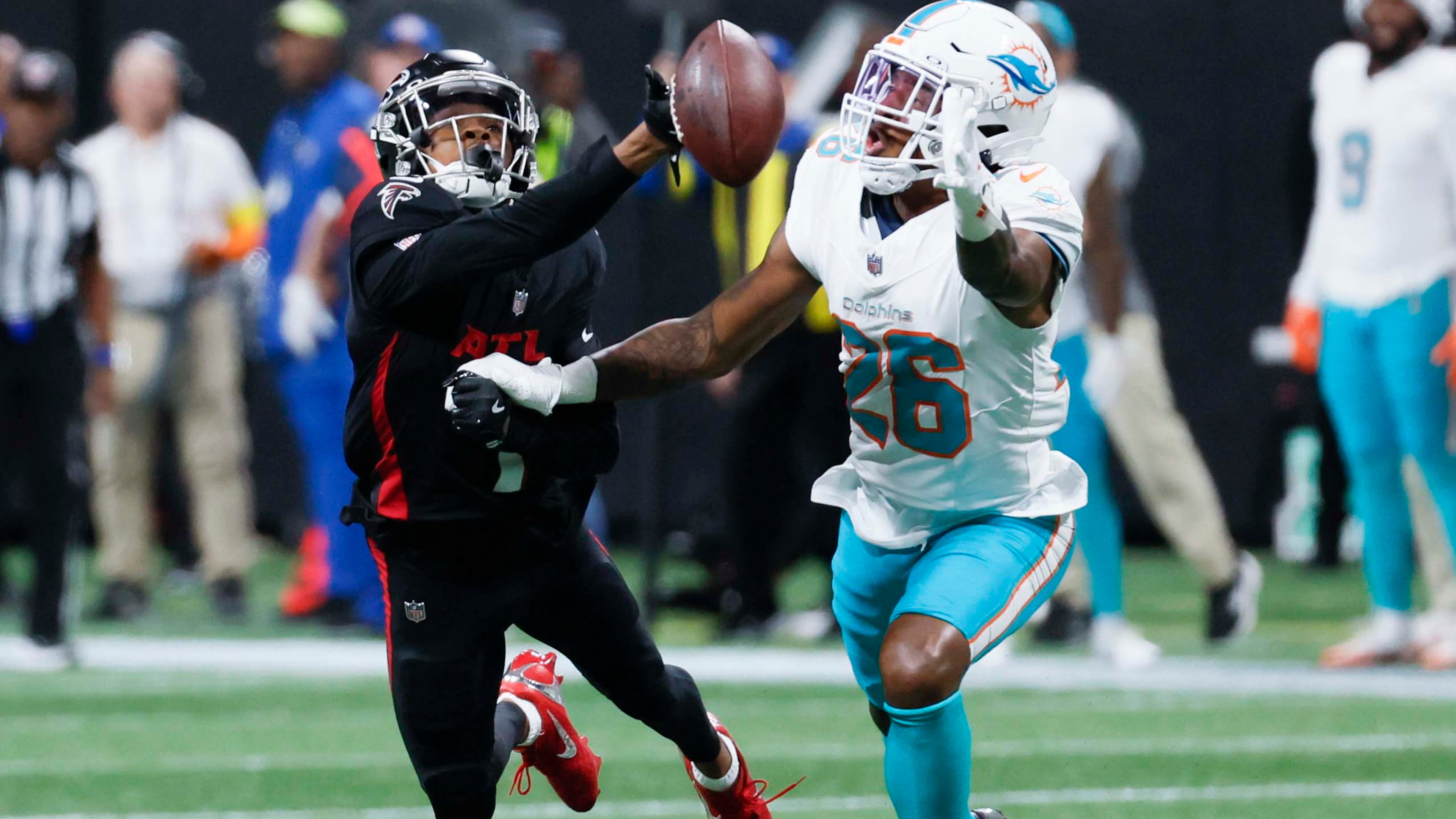 Atlanta Falcons wide receiver Darnell Mooney (left) is unable to cacth the ball but the referee called pass interference on Miami Dolphins cornerback Rasul Douglas (right) during the second half of an NFL football game at Mercedes-Benz Stadium in Atlanta on Sunday, October 26, 2025. (Miguel Martinez/AJC)