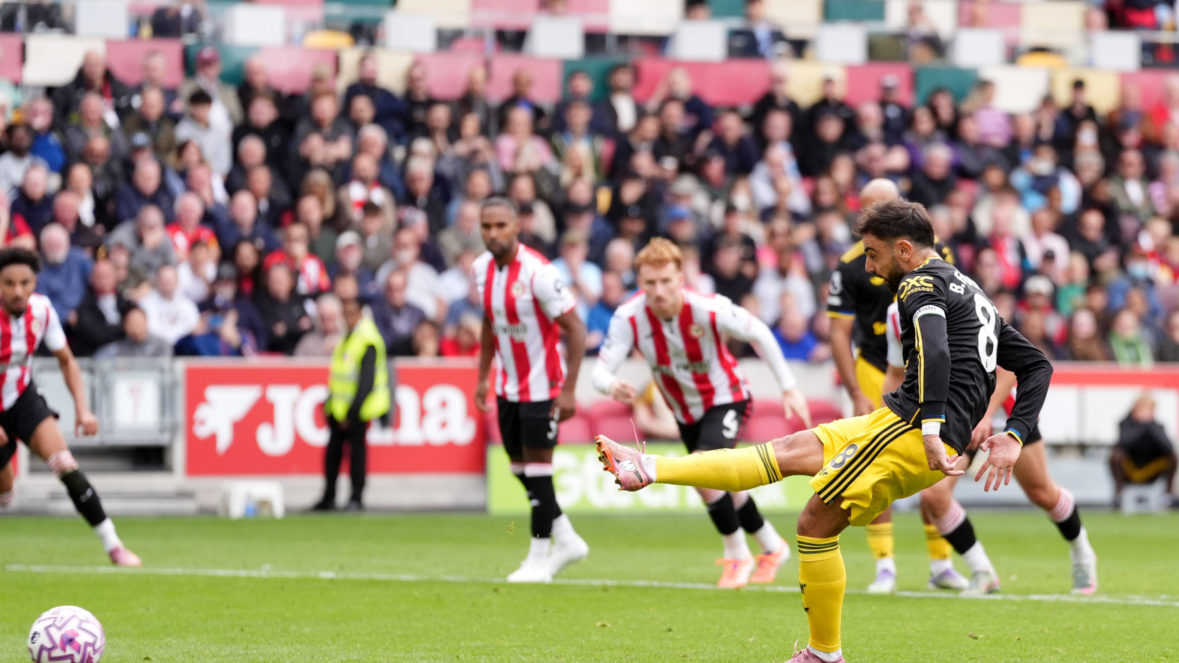 Manchester United's Bruno Fernandes misses a penalty during the English Premier League soccer match between Brentford and Manchester United at the Gtech Community Stadium, London, Saturday, Sept. 27, 2025. (Maja Smiejkowska/PA via AP)