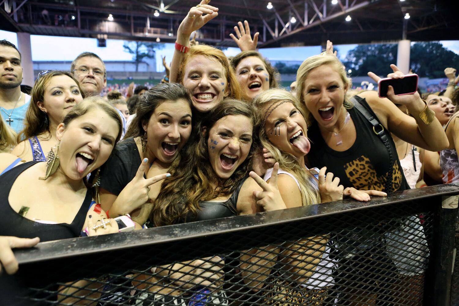 Fans turn out for packed Atlanta show