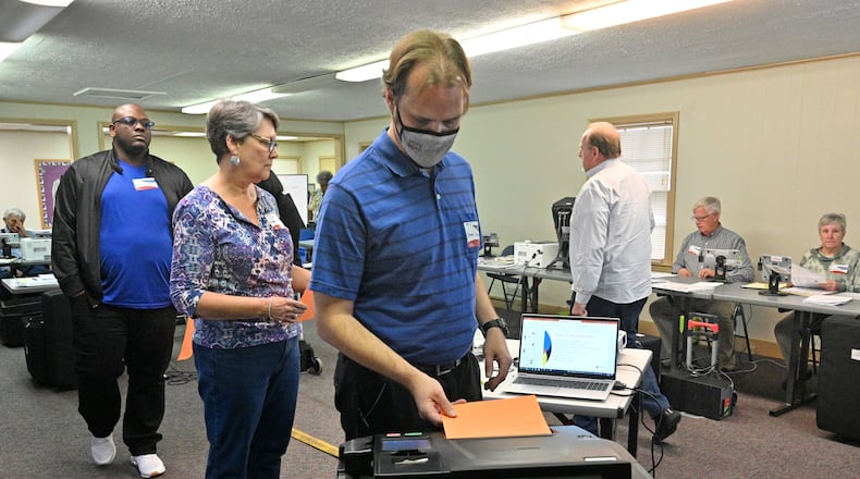 March 30, 2022 Lilburn - Grant Christopher (foreground) practices with voting equipments during a training session at the Mountain Park Depot Building in Lilburn on Wednesday, March 30, 2022. (Hyosub Shin / Hyosub.Shin@ajc.com)