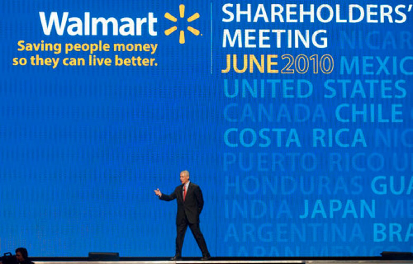 Celebrities perform for Wal-Mart