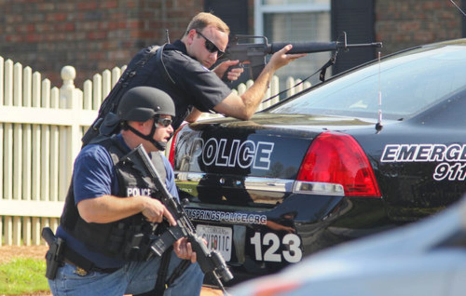 SWAT standoff shuts down road in Sandy Springs