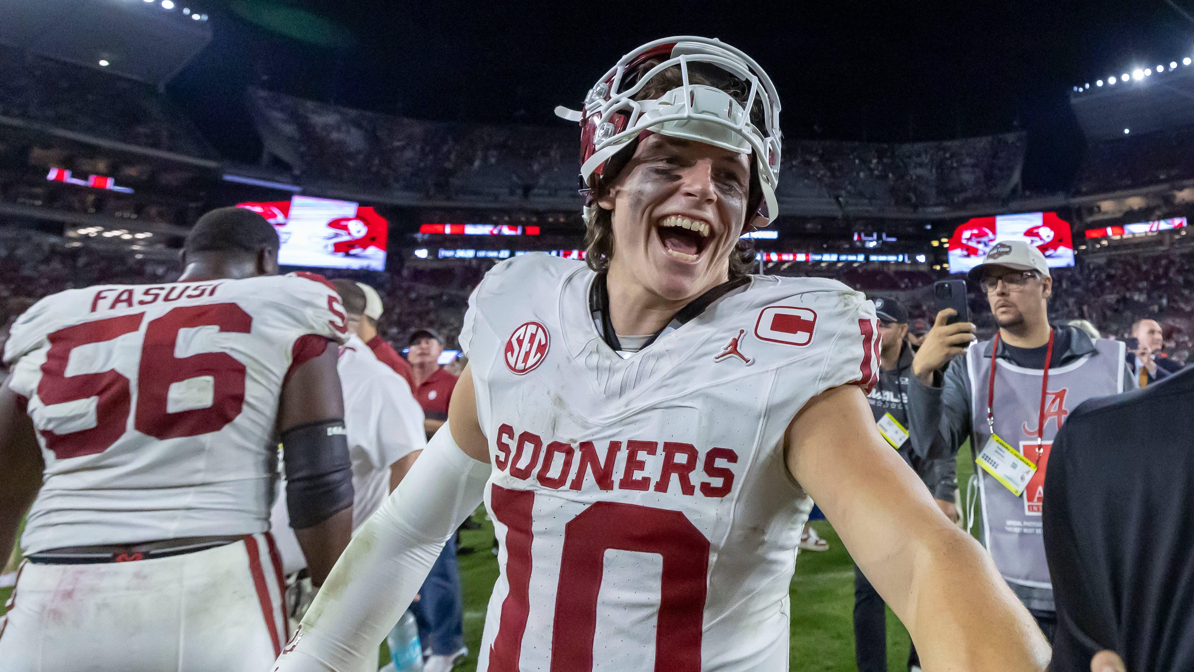 Oklahoma quarterback John Mateer (10) celebrates a 23-21 win over Alabama in an NCAA college football game, Saturday, Nov. 15, 2025, in Tuscaloosa, Ala. (AP Photo/Vasha Hunt)