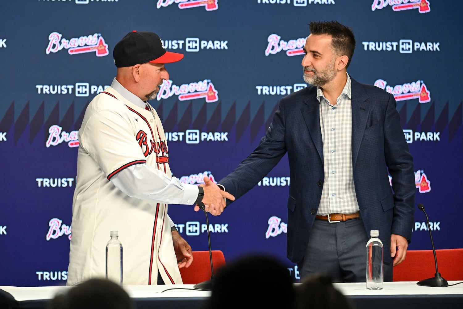Atlanta Braves president of baseball operations Alex Anthopoulos (right) shakes hands with newly hired manager Walt Weiss during a news conference Tuesday, Nov. 4, 2025, at Truist Park. (Daniel Varnado for the AJC)