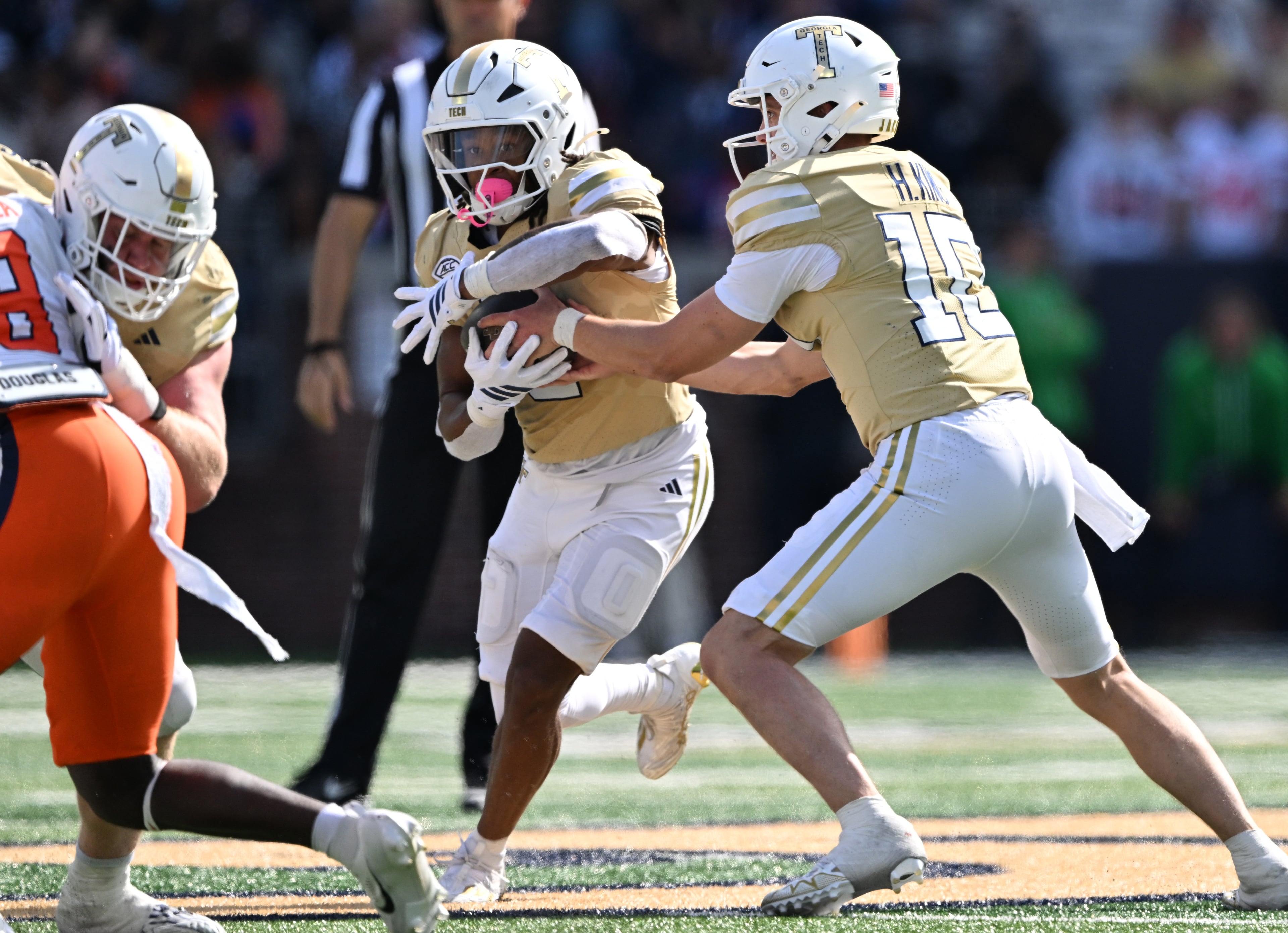 Georgia Tech quarterback Haynes King (right) makes a handoff to Georgia Tech running back Malachi Hosley (0) during the second half in an NCAA college football game at Bobby Dodd Stadium, Saturday, Oct. 25, 2025 in Atlanta. Georgia Tech won 41-16 over Syracuse. The Yellow Jackets are 8-0 for the first time since 1966 and 5-0 in the ACC for the first time ever. (Hyosub Shin/AJC)