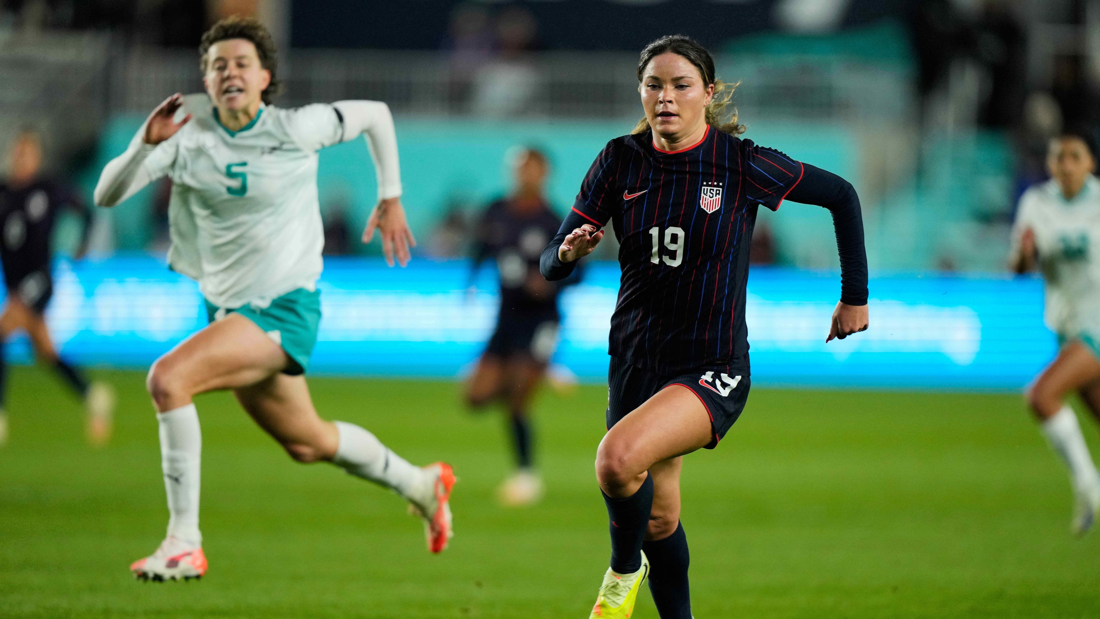 United States forward Emma Sears (19) advances the ball during the second half of a women's international friendly soccer match against New Zealand, Wednesday, Oct. 29, 2025, in Kansas City, Mo. (AP Photo/Charlie Riedel)