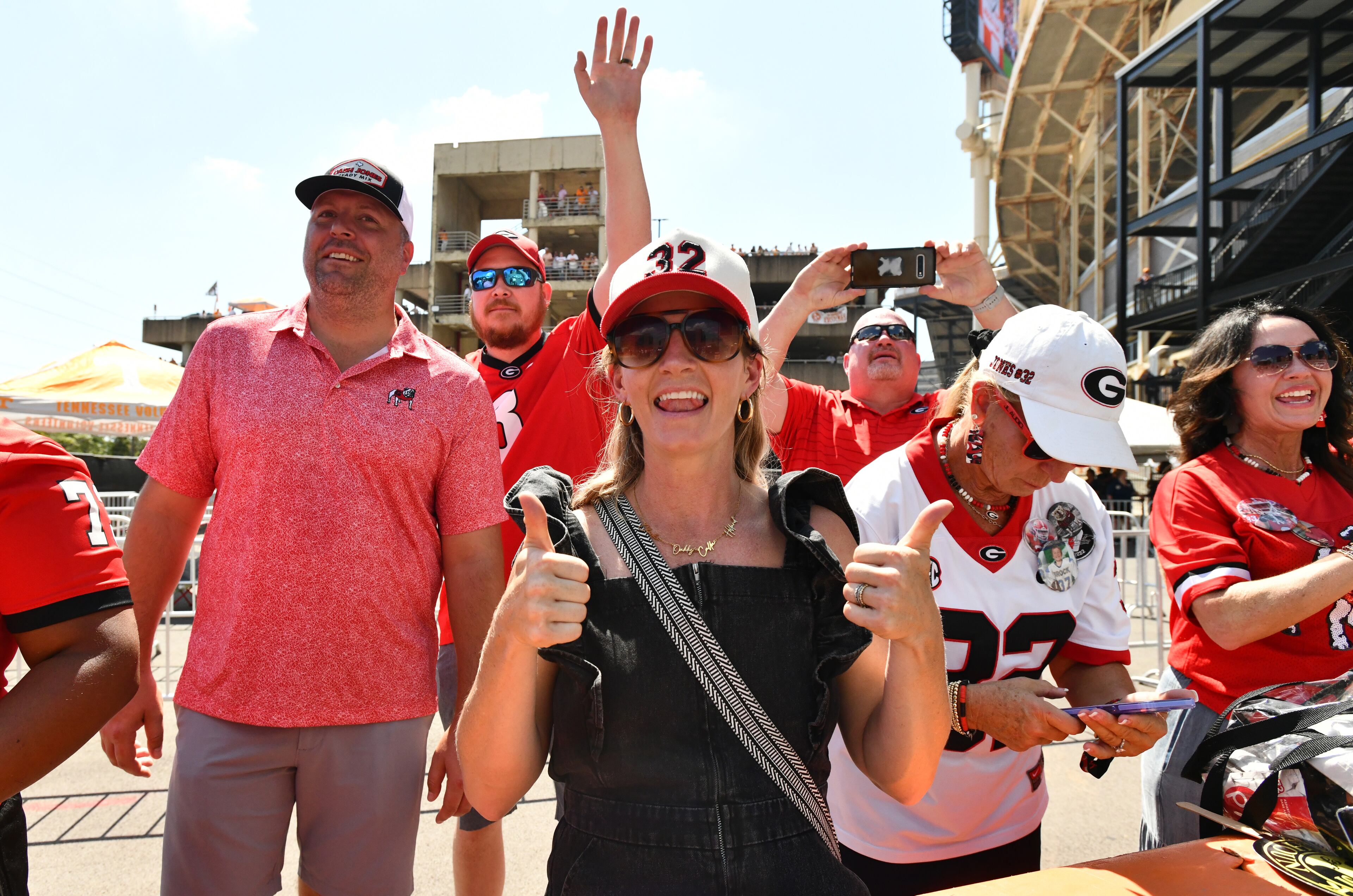 Georgia faithful drove to Knoxville on Saturday to cheer on the Bulldogs as they play Tennessee in Knoxville. (Hyosub Shin/AJC)