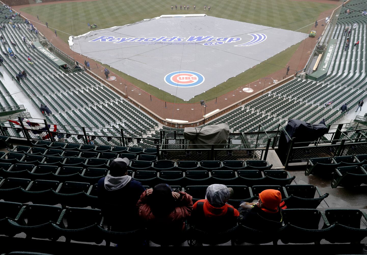 Photos: Braves battle the Cubs in cold Chicago