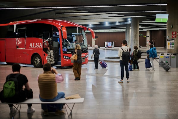 Passengers wait at a bus terminal during a nationwide power outage in Pamplona, northern Spain, Monday, April 28, 2025. (AP Photo/Miguel Oses)