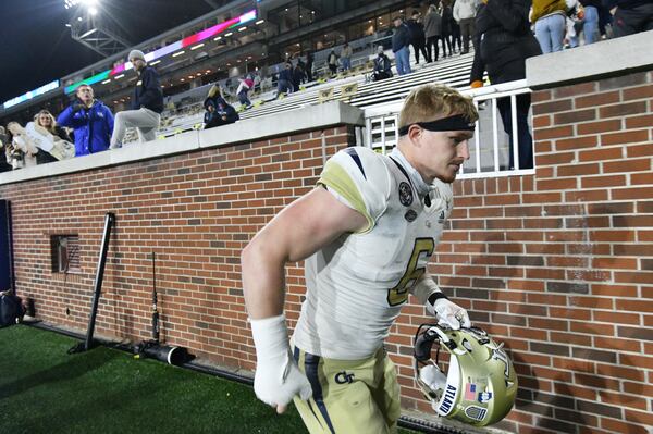 Georgia Tech's linebacker David Curry (6) leaves the field. (Hyosub Shin / Hyosub.Shin@ajc.com)