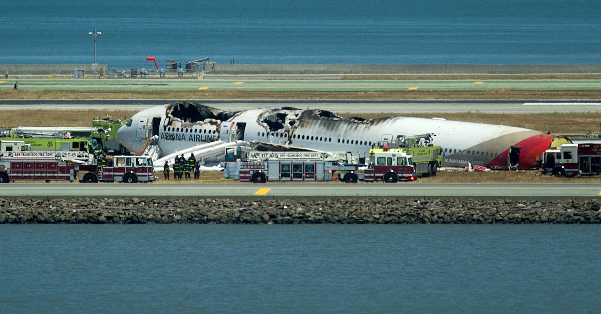 Boeing 777 crashes at San Francisco International