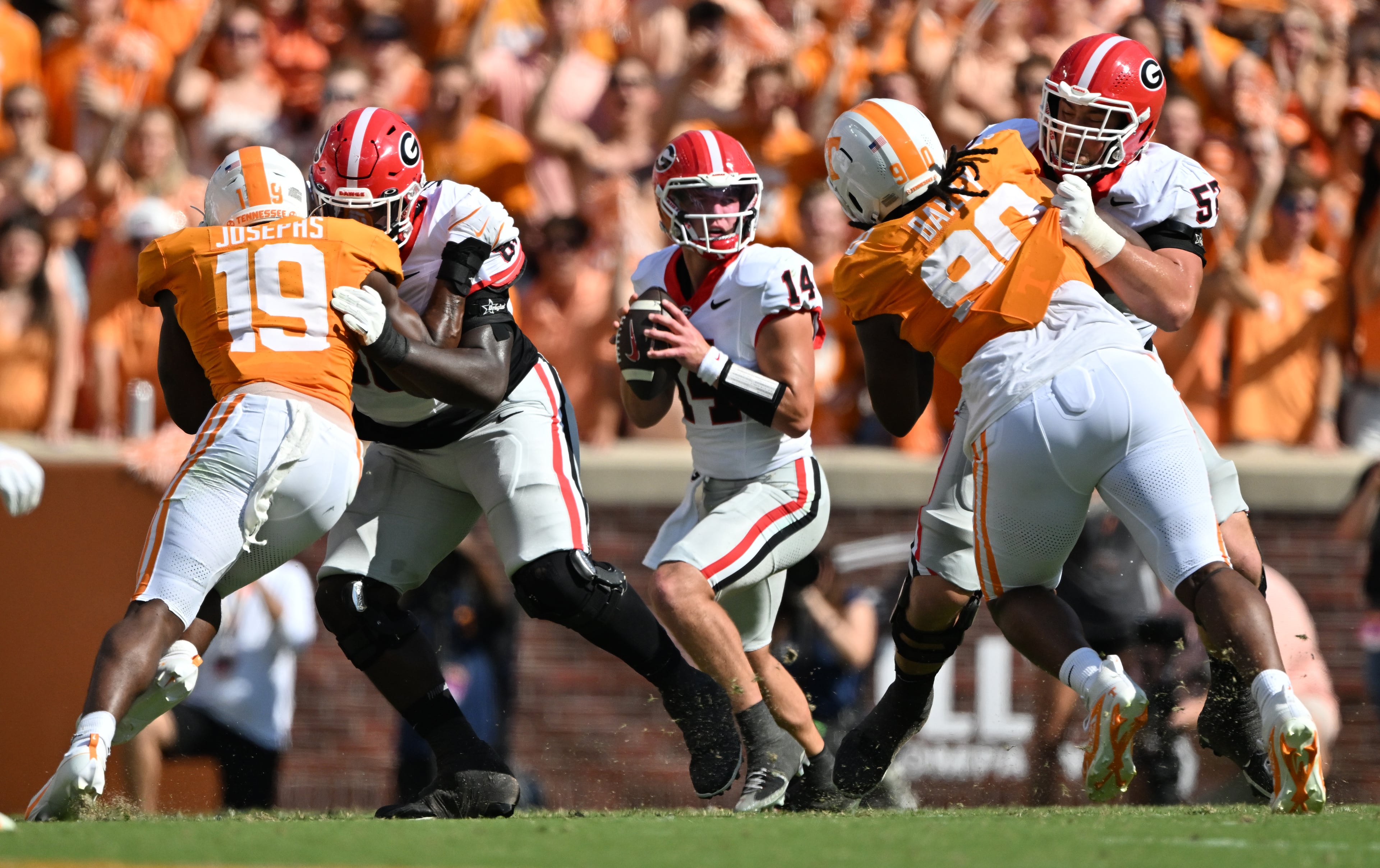 Georgia quarterback Gunner Stockton (center) prepares to pass during the first half against Tennessee at Neyland Stadium on Saturday, Sept. 13, 2025, in Knoxville, Tenn. (Hyosub Shin/AJC)