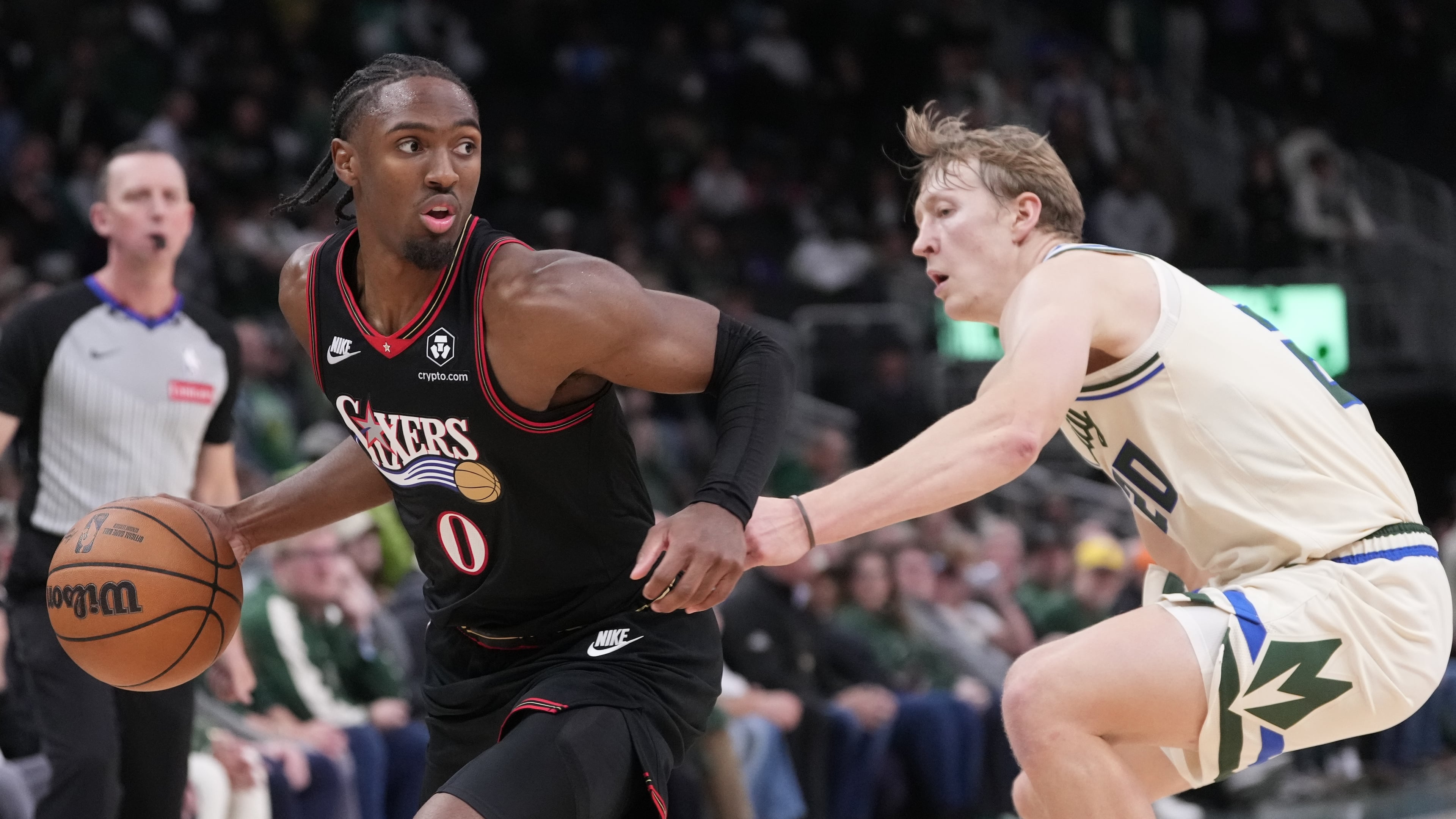 Philadelphia 76ers' Tyrese Maxey gets past Milwaukee Bucks' AJ Green during tocertime of an NBA basketball game Thursday, Nov. 20, 2025, in Milwaukee. (AP Photo/Morry Gash)